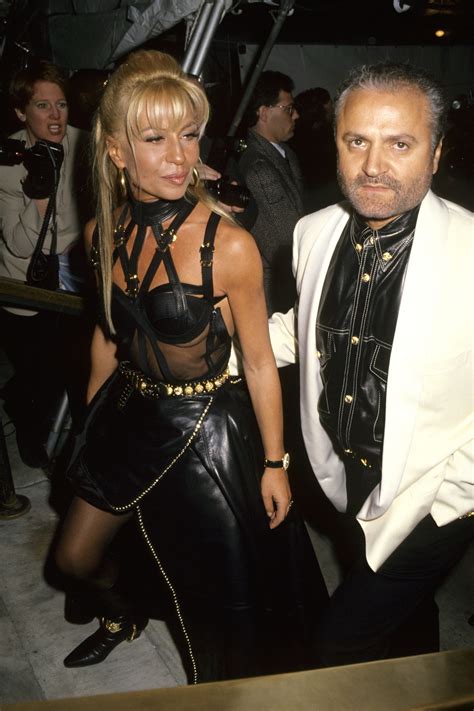 primo abito versace donatella|Gianni Versace: la carriera del designer .